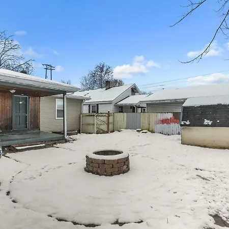 Lovely Pet Friendly Three Bedroom In Desirable Urbandale Location! Home